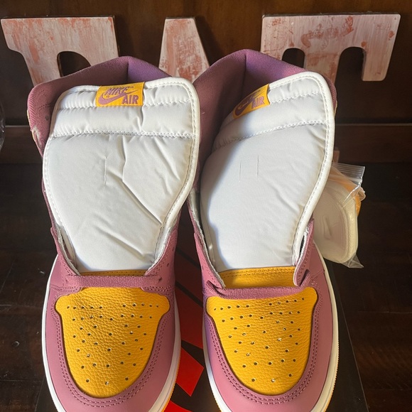 Nike Air Jordan 1 Retro High OG - Picture 2 of 10